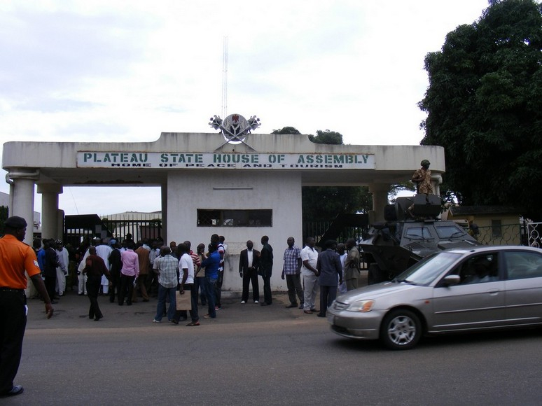 Government Workers Resume Strike